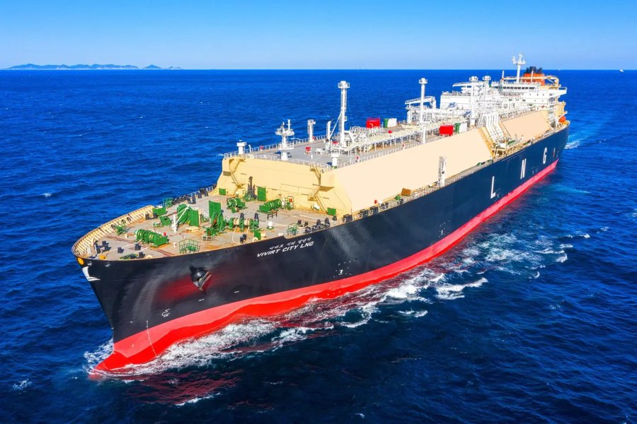 Monster LNG Carrier Transiting Irish Sea for Cuba 