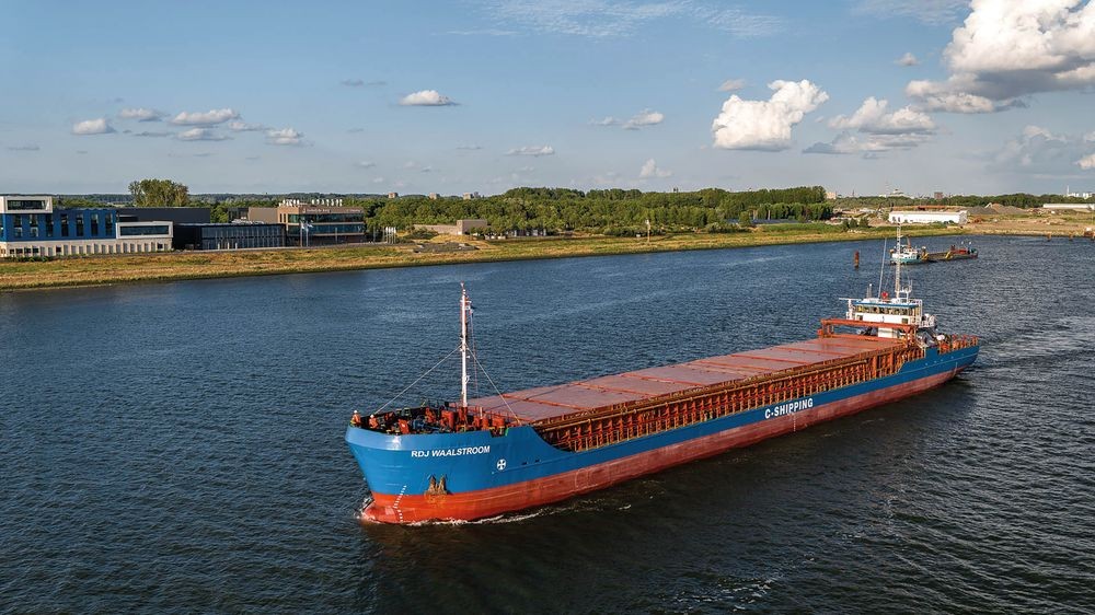 Transit: RDJ WAALSTROOM entering English South Coast at The Dover Strait