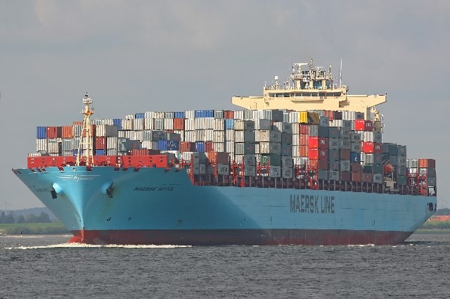 Transit: MAERSK SEOUL entering English South Coast at The Dover Strait