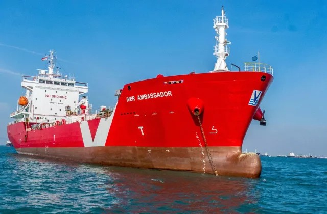 Thames Departure: IVER AMBASSADOR     