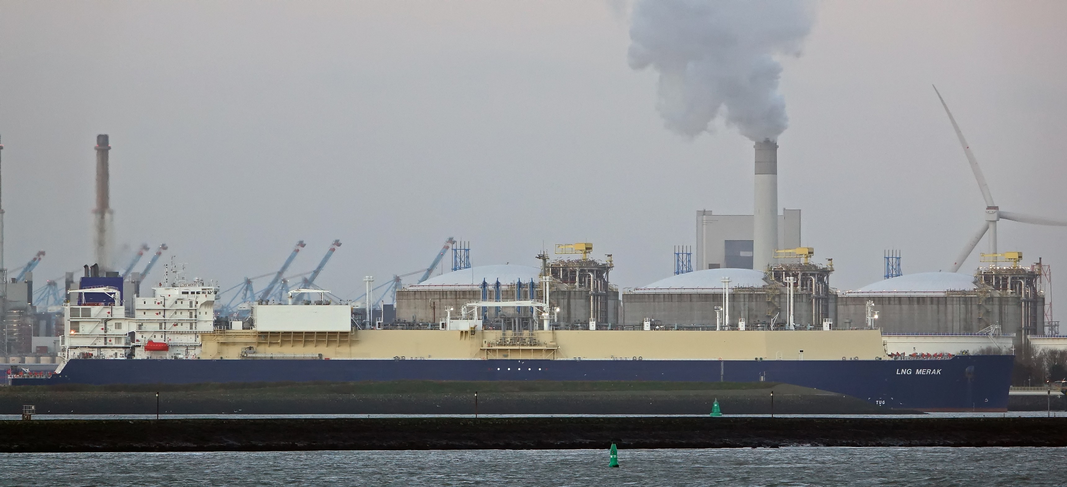 Transit: LNG MERAK entering English South Coast at The Dover Strait