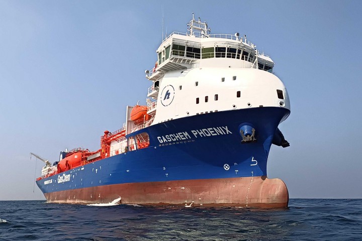 Transit: GASCHEM PHOENIX      entering English South Coast at The Dover Strait