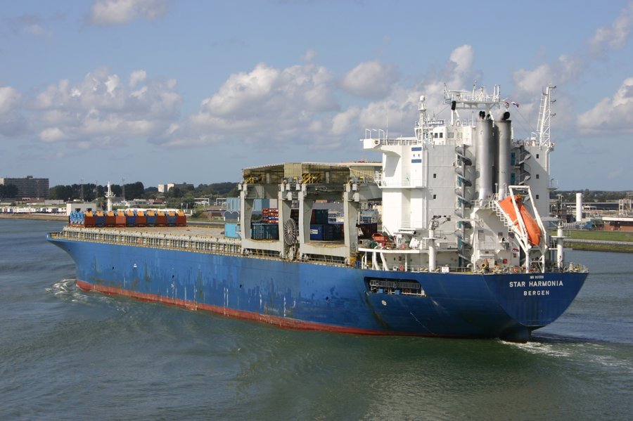 Transit: STAR HARMONIA entering English South Coast at The Dover Strait