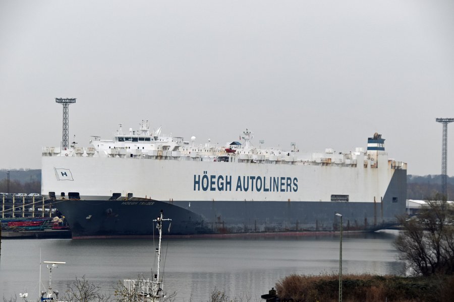 Transit: HOEGH TRADER         entering English South Coast at The Dover Strait