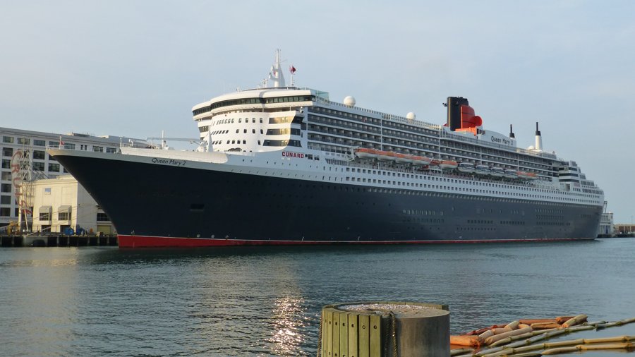  Celtic Sea - QUEEN MARY 2 transiting Celtic Sea