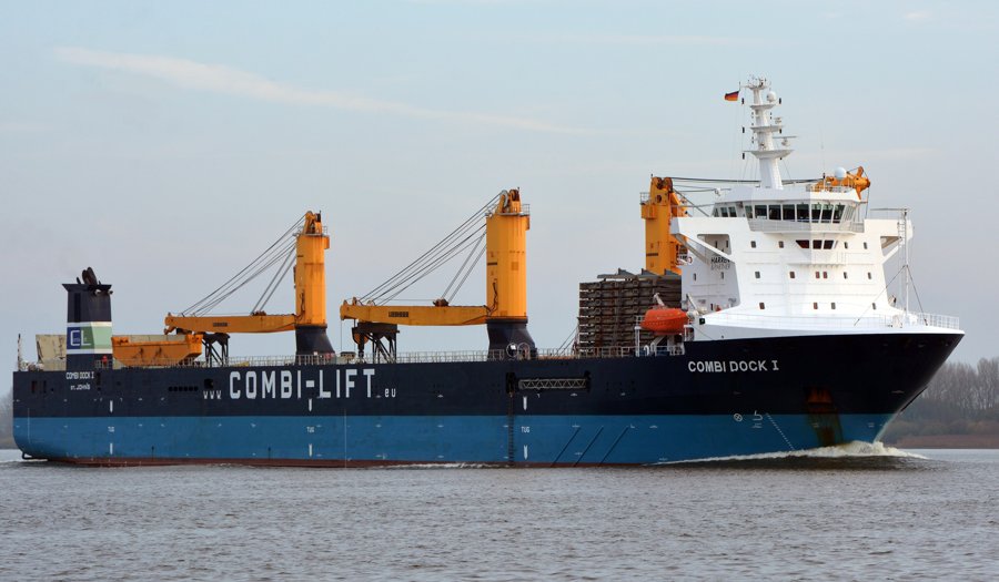 Transit: COMBI DOCK I entering English South Coast at The Dover Strait