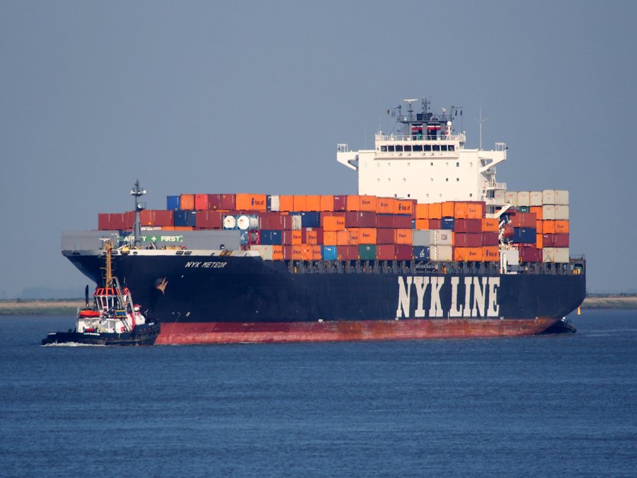 Transit: CMA CGM AQUILA entering English South Coast at The Dover Strait