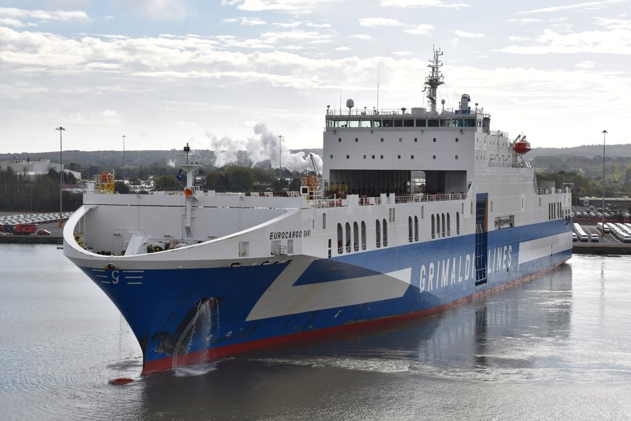 Transit: EUROCARGO BARI       entering English South Coast at The Dover Strait