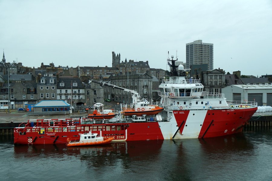  Scottish East Coast - VOS VALIANT          transiting Aberdeenshire Coast