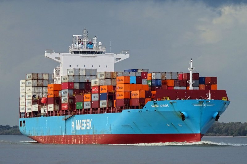  Scottish East Coast - MAERSK DANUBE        transiting Dornoch Firth Coast
