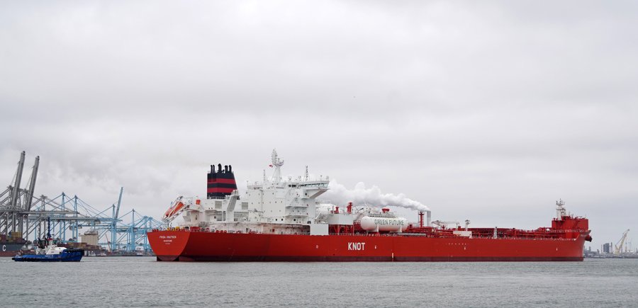 Transit: FRIDA KNUTSEN entering English South Coast at The Dover Strait