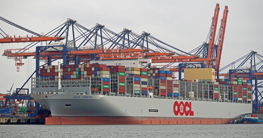  Celtic Sea - OOCL TURKIYE         transiting Celtic Sea